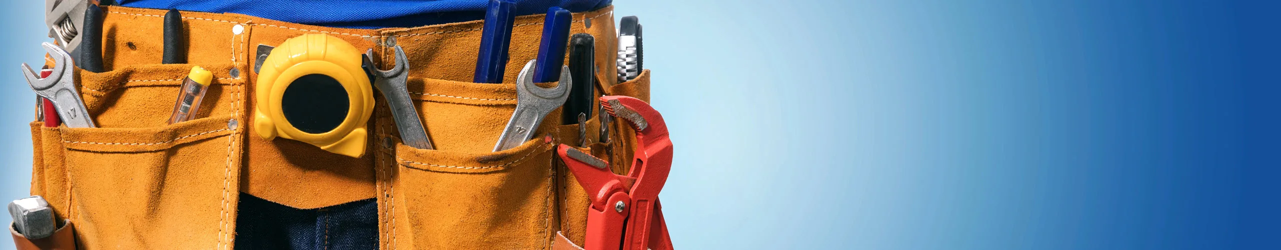 Mand med værktøjsbælte på